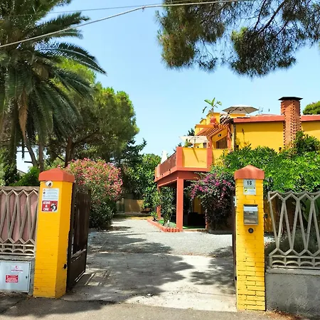 Casa Gialla Intero Piano Terra Quartu Sant Elena Holiday home *